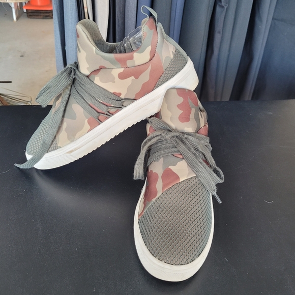 Steve Madden Sneeks - Picture 2 of 9